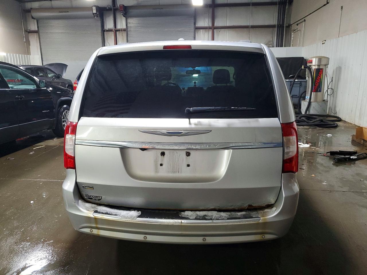 2011 CHRYSLER TOWN & COUNTRY TOURING L photo 11