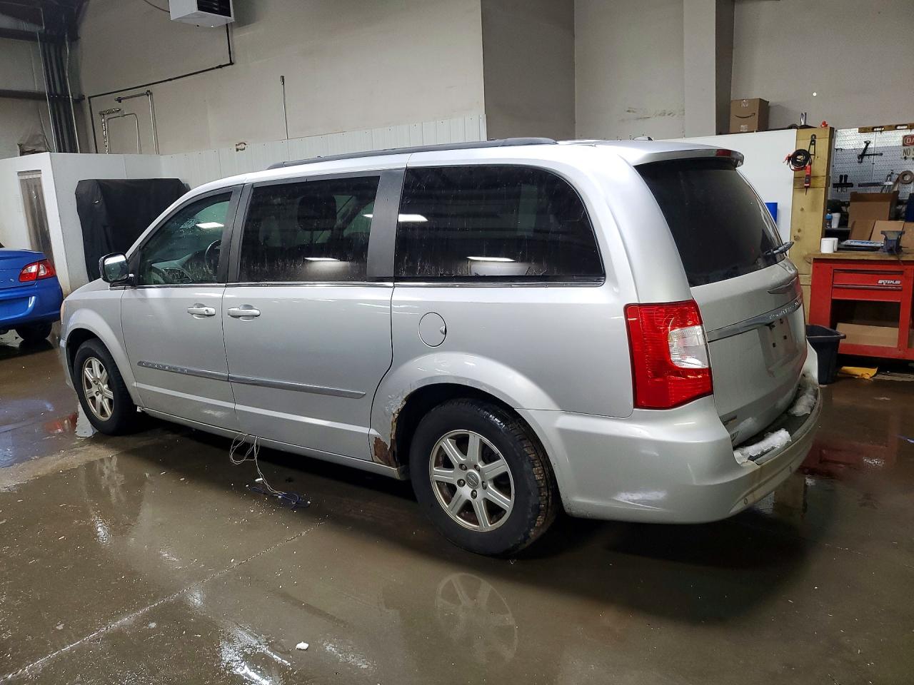 2011 CHRYSLER TOWN & COUNTRY TOURING L photo 3