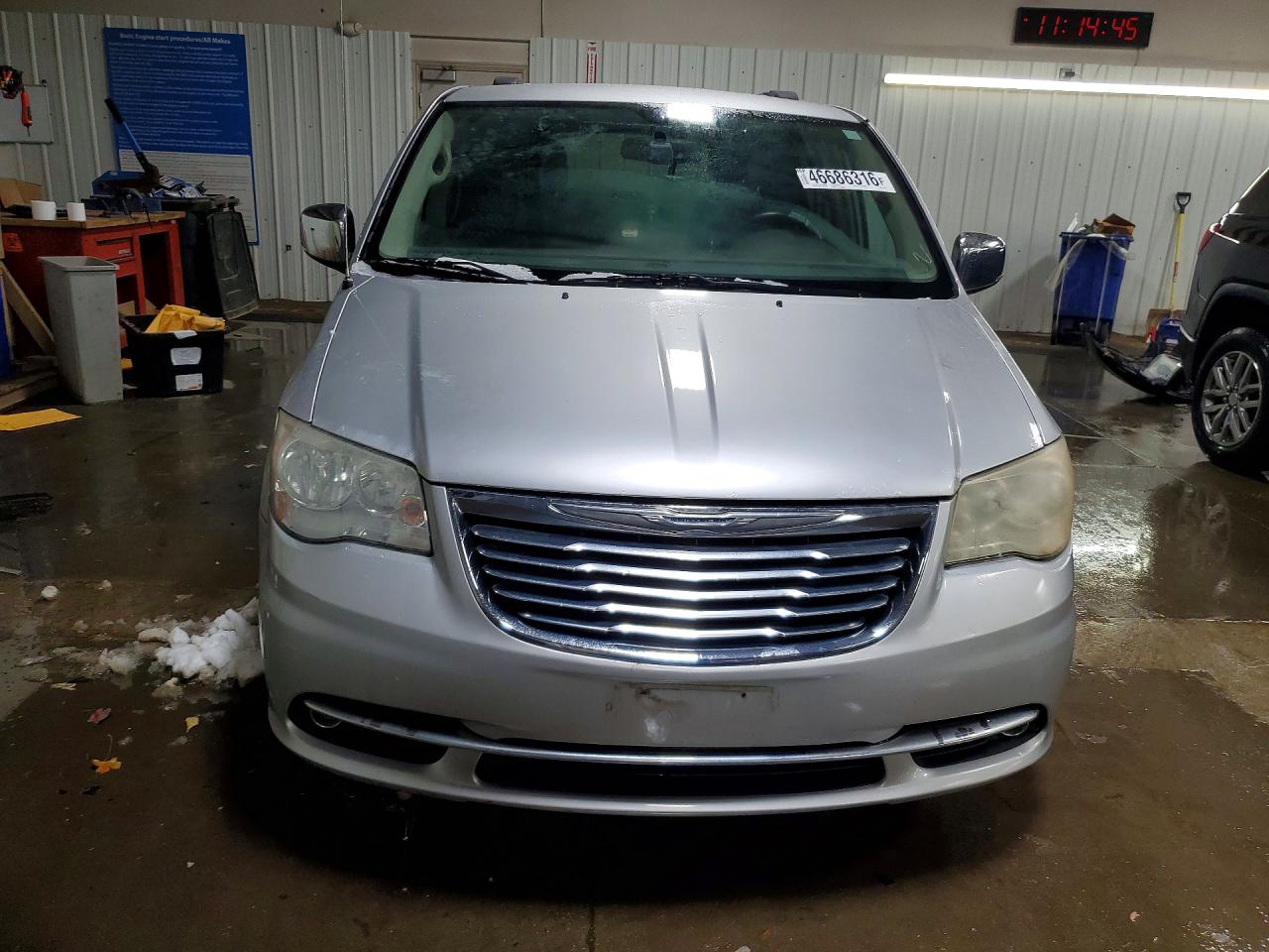 2011 CHRYSLER TOWN & COUNTRY TOURING L photo 9