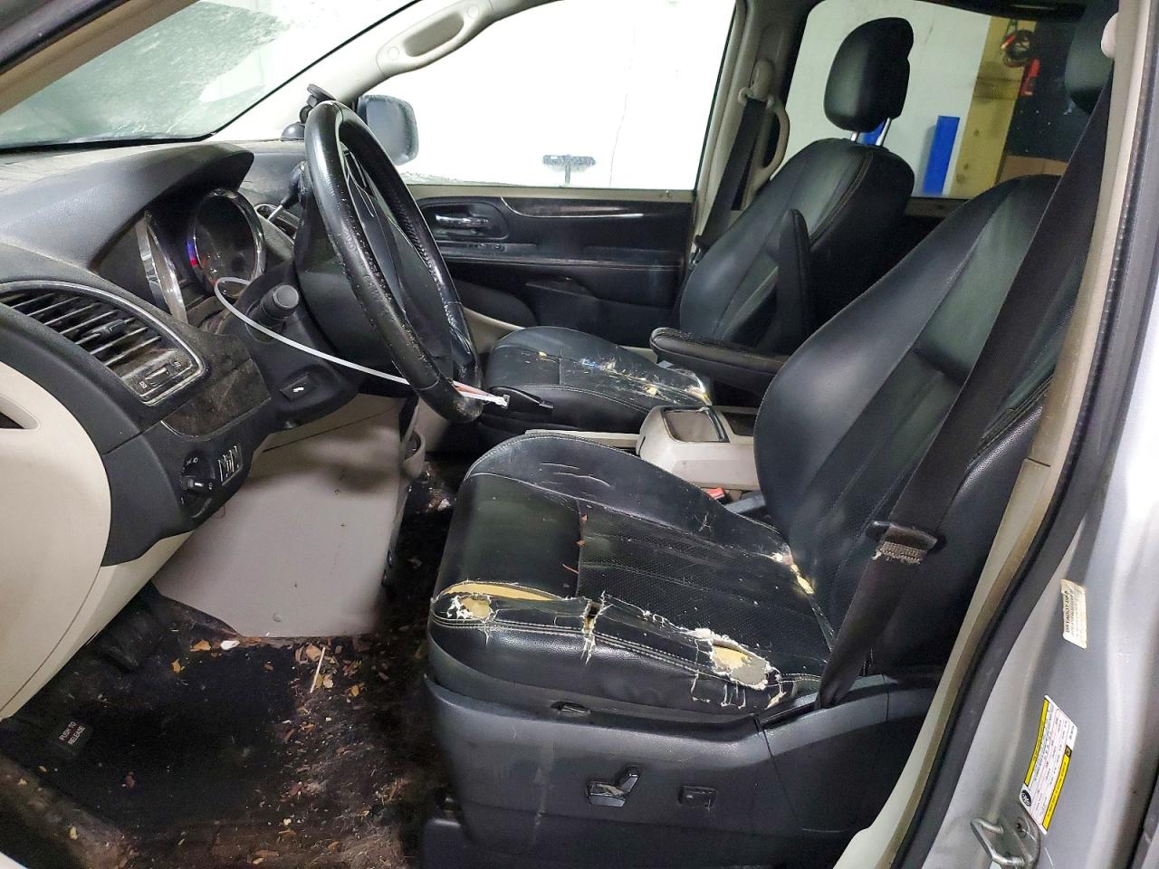 2011 CHRYSLER TOWN & COUNTRY TOURING L photo 13