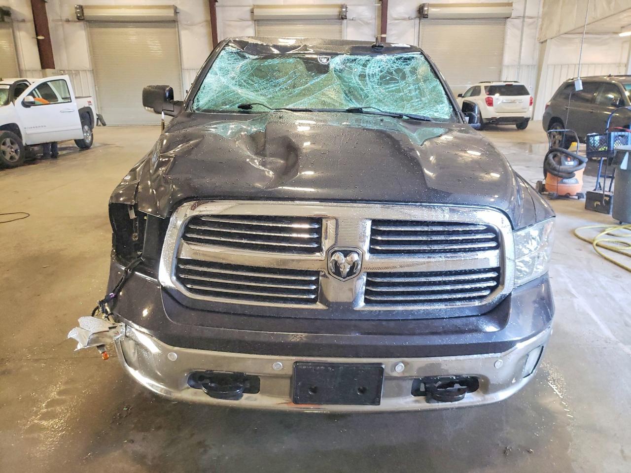 2016 RAM 1500 SLT photo 9