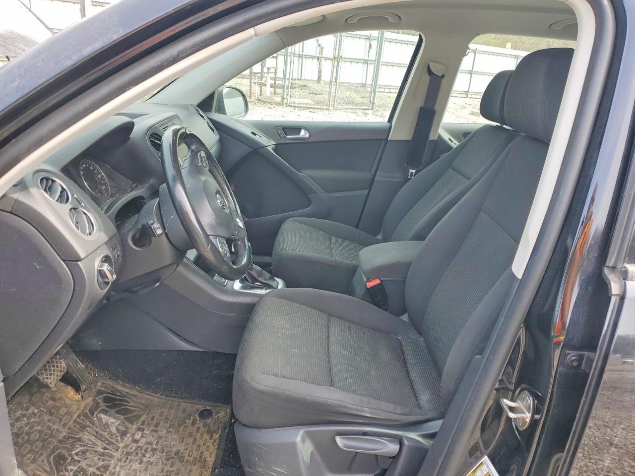 2013 VOLKSWAGEN TIGUAN S photo 25