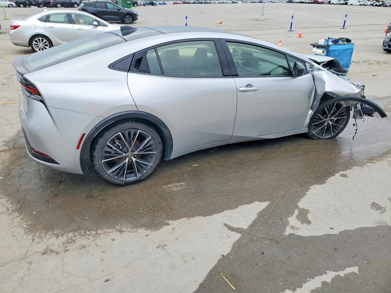 2025 TOYOTA PRIUS XLE photo 5