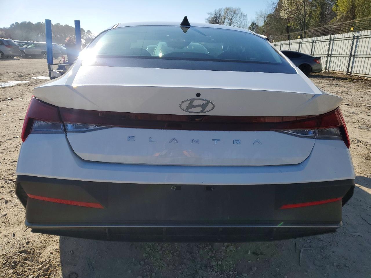 2025 HYUNDAI ELANTRA SE photo 16