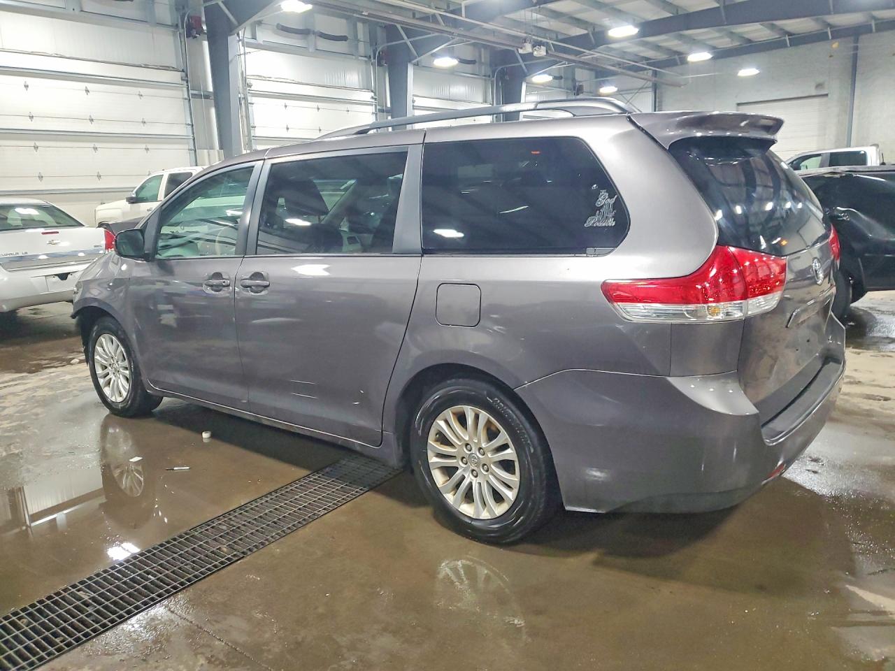 2013 TOYOTA SIENNA XLE 8-PASSENGER photo 2