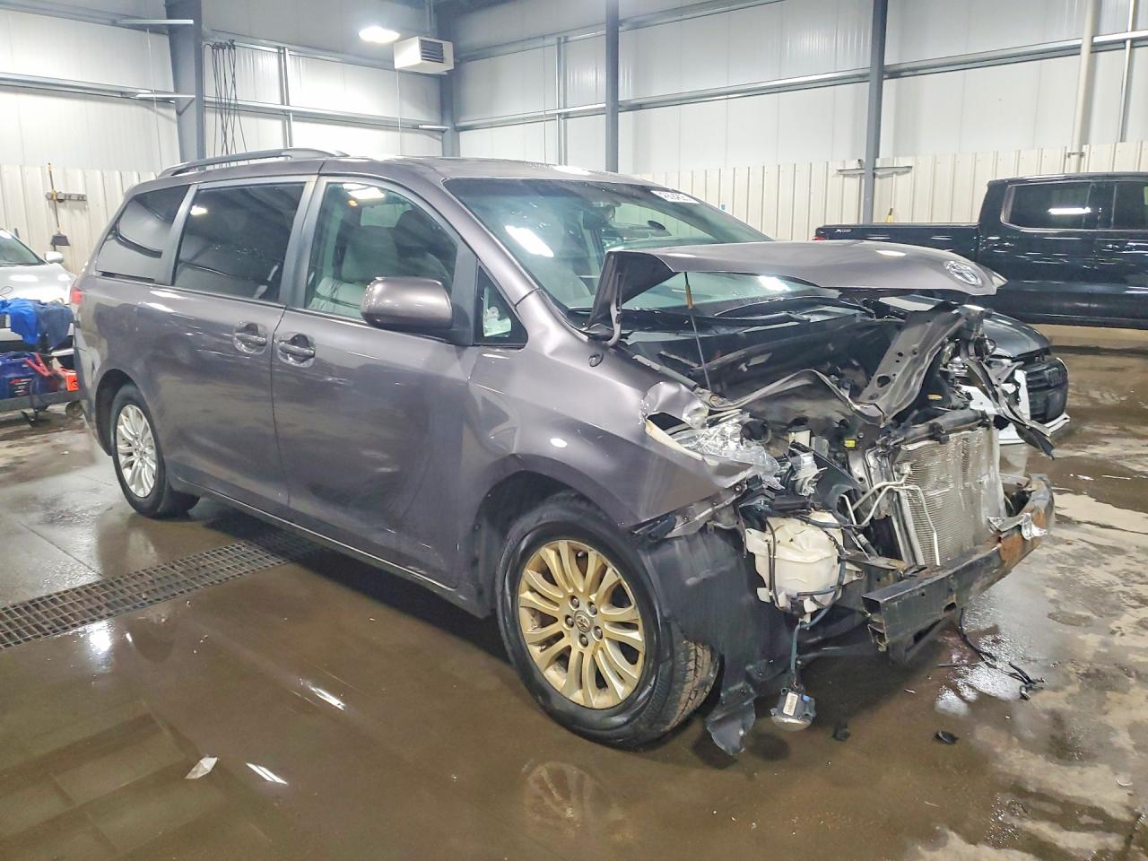 2013 TOYOTA SIENNA XLE 8-PASSENGER photo 4