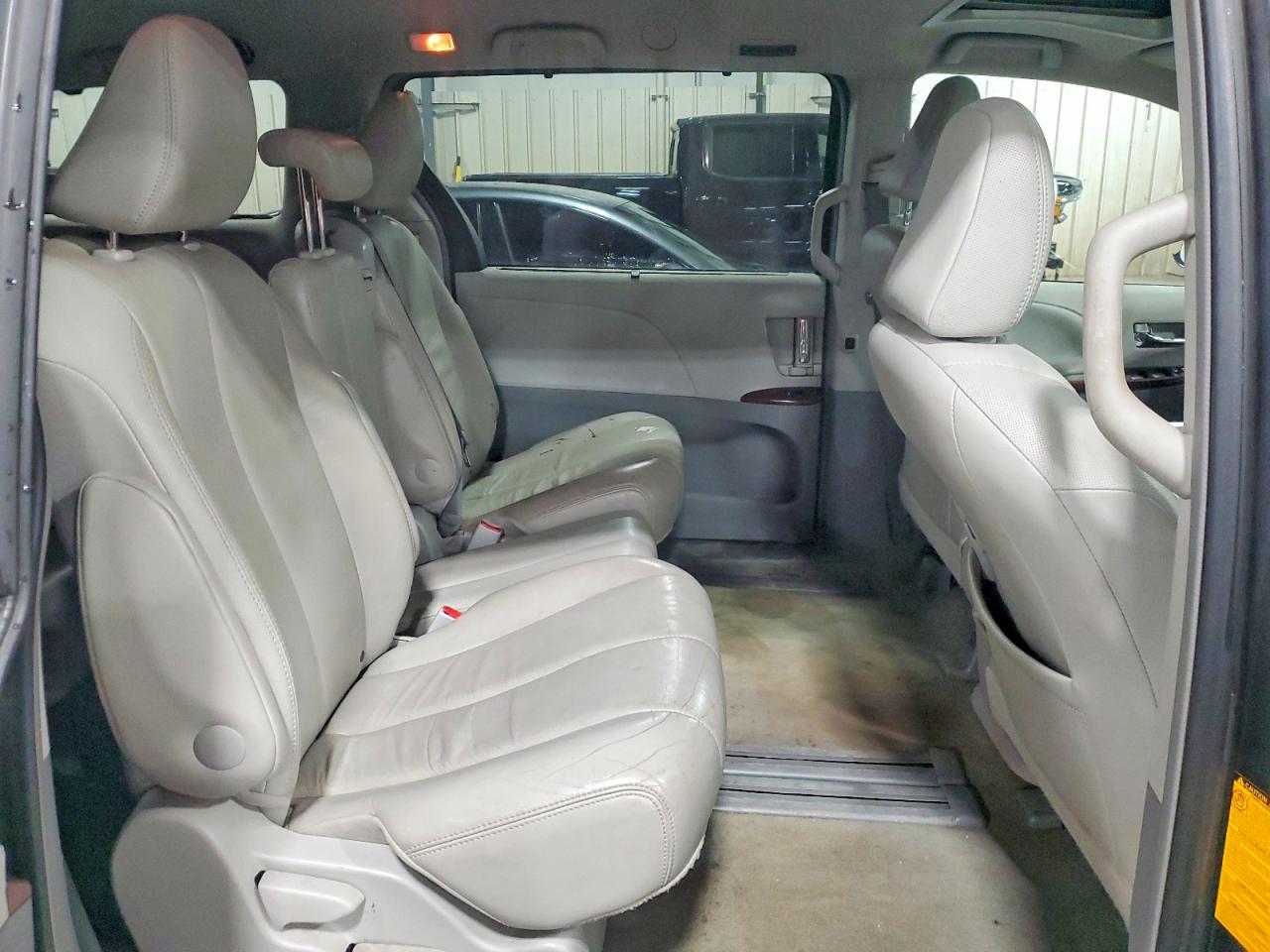 2013 TOYOTA SIENNA XLE 8-PASSENGER photo 11