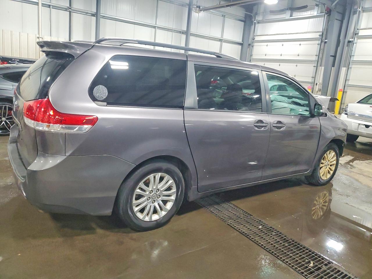2013 TOYOTA SIENNA XLE 8-PASSENGER photo 3