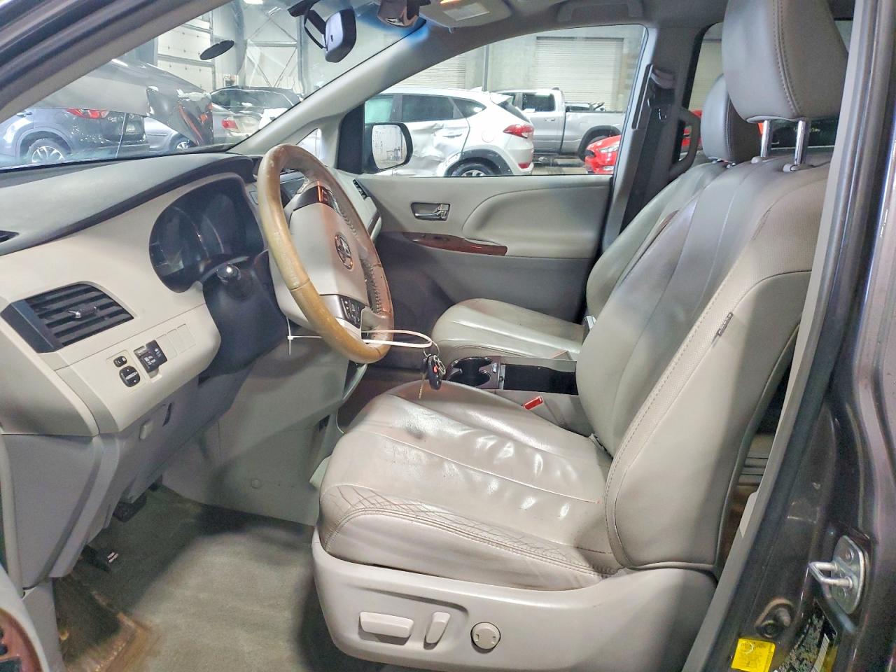 2013 TOYOTA SIENNA XLE 8-PASSENGER photo 7
