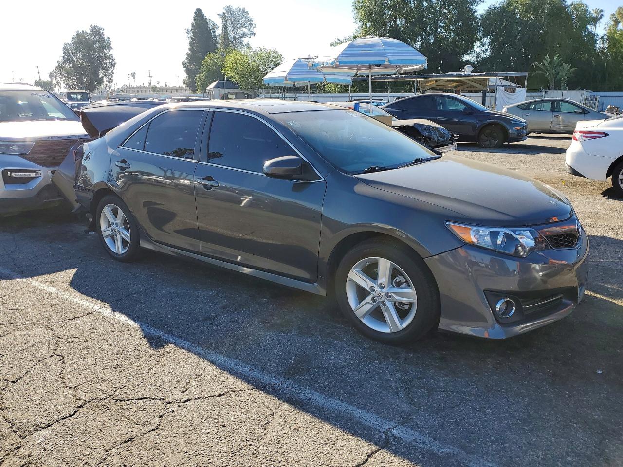 2014 TOYOTA CAMRY SE photo 10