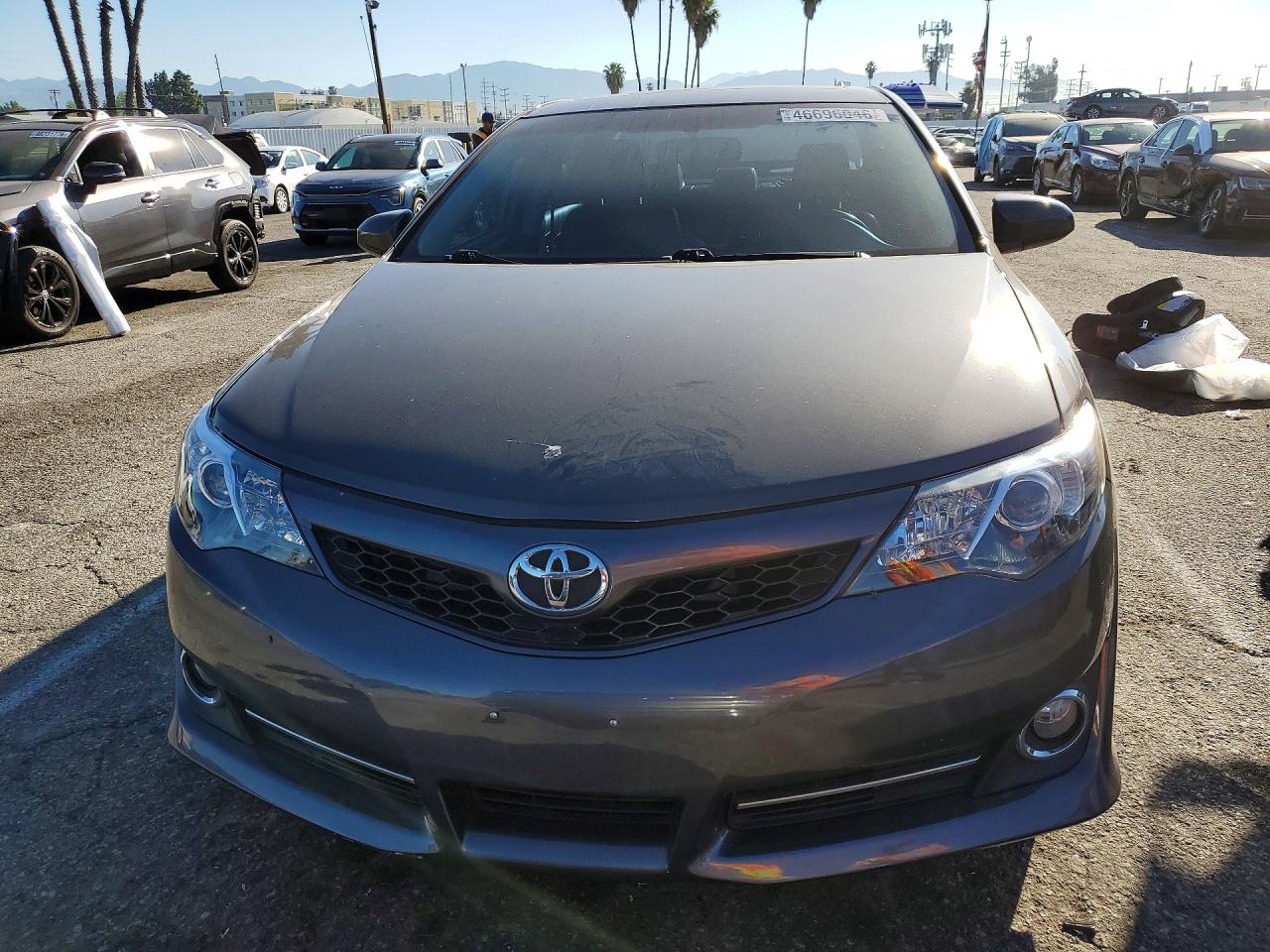 2014 TOYOTA CAMRY SE photo 13