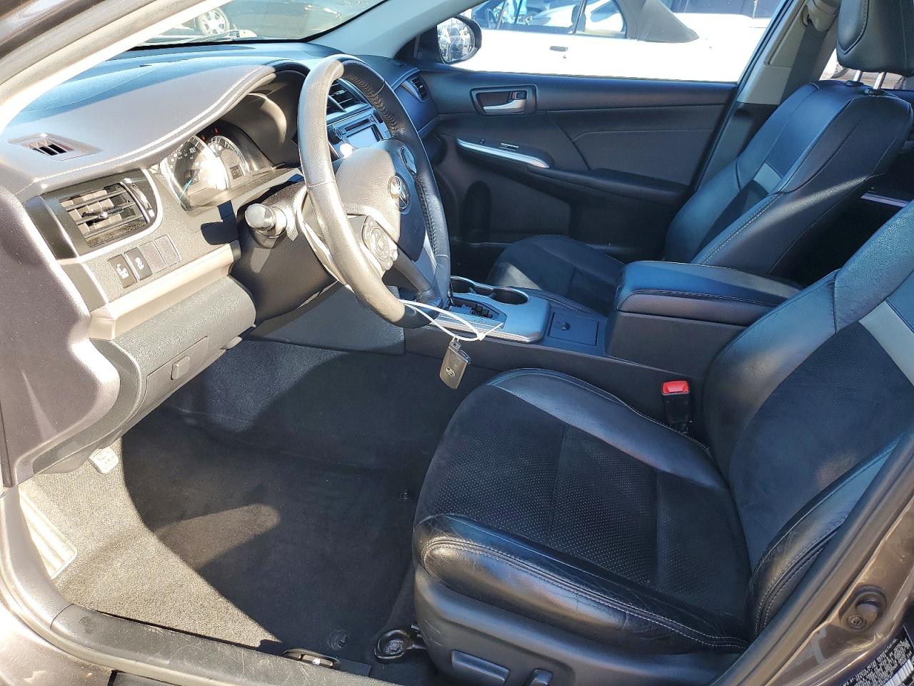 2014 TOYOTA CAMRY SE photo 19