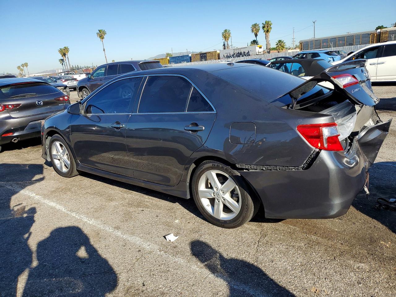 2014 TOYOTA CAMRY SE photo 4