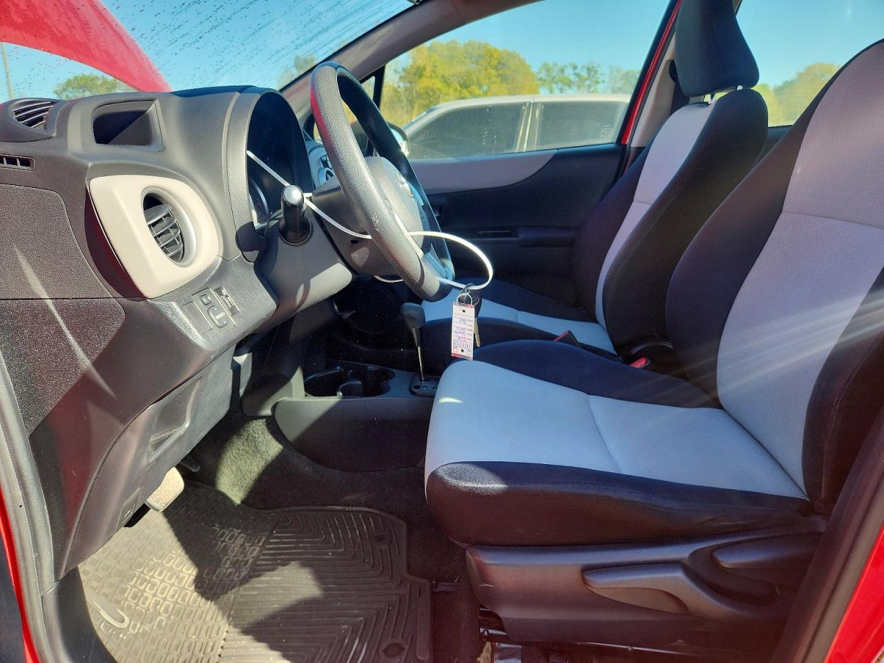 2014 TOYOTA YARIS 5-DOOR LE photo 7