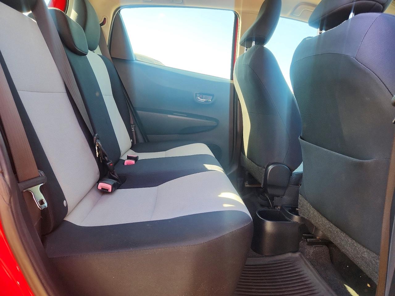 2014 TOYOTA YARIS 5-DOOR LE photo 10