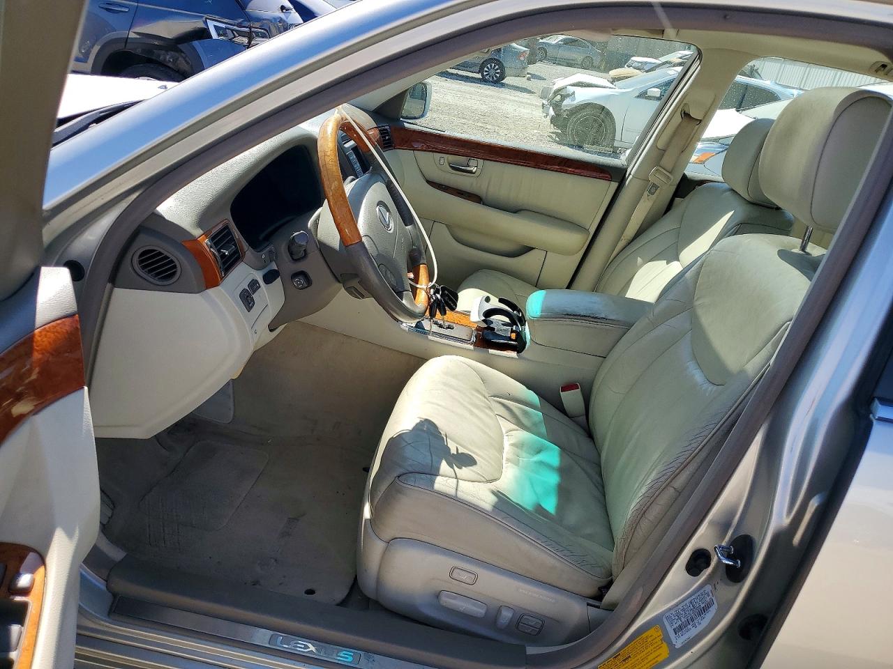 2002 LEXUS LS photo 13