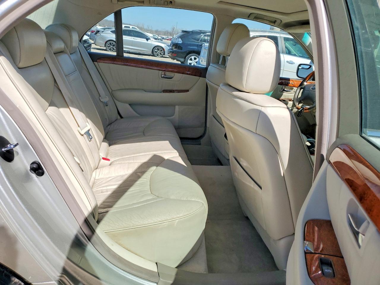 2002 LEXUS LS photo 19
