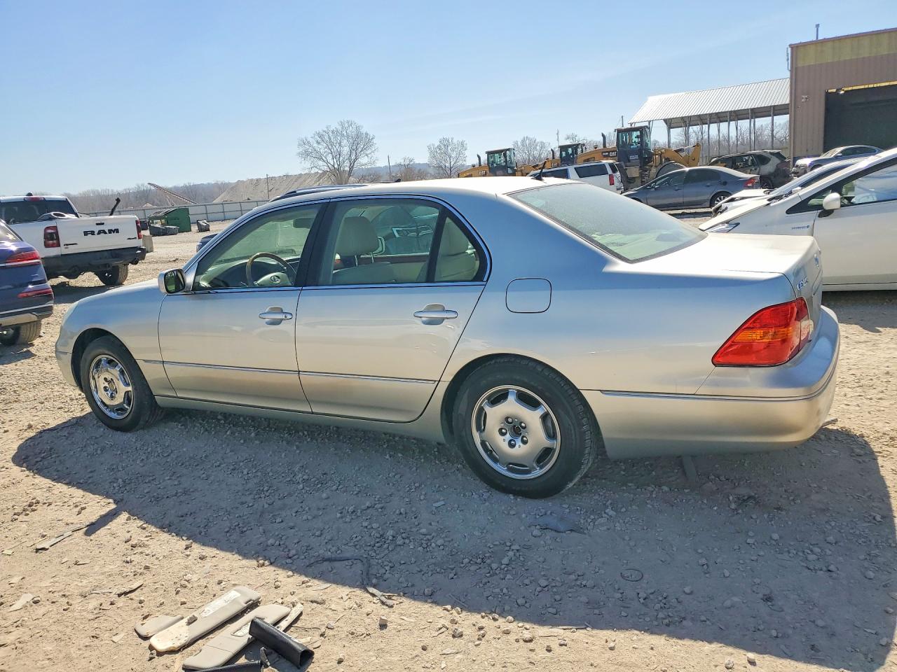 2002 LEXUS LS photo 3