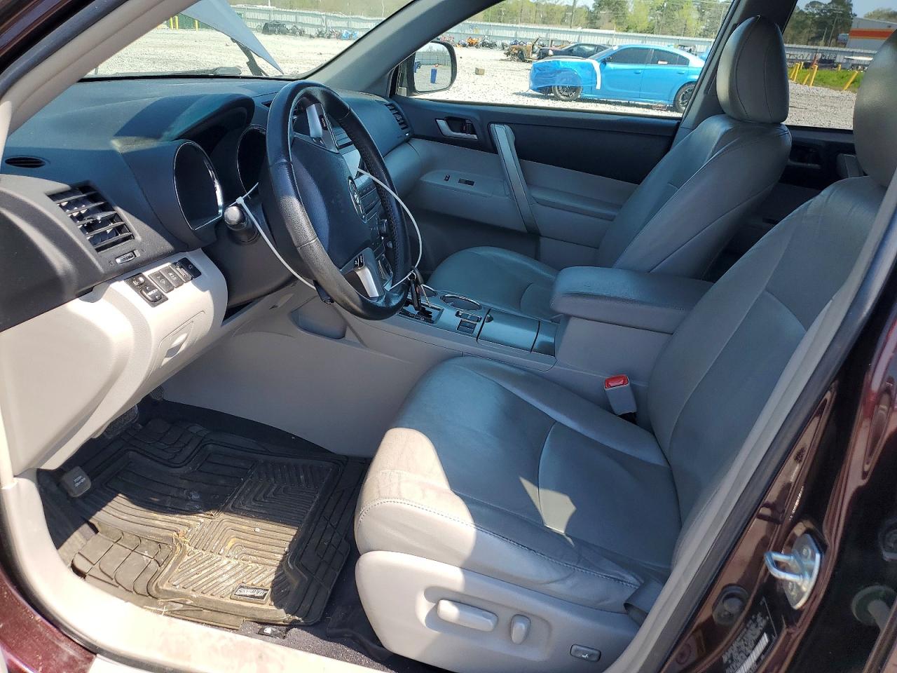 2012 TOYOTA HIGHLANDER SE photo 13