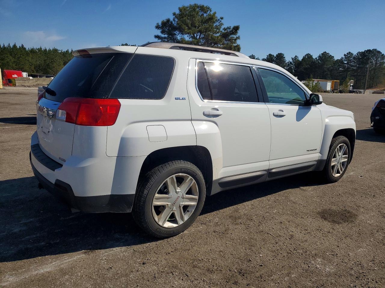 2011 GMC TERRAIN SLE photo 3