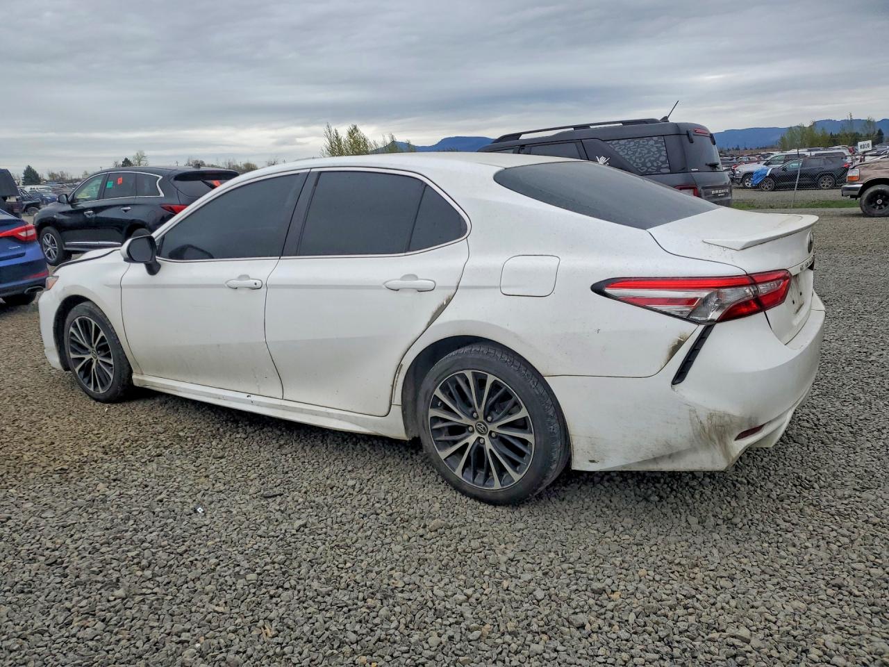 2018 TOYOTA CAMRY SE photo 3