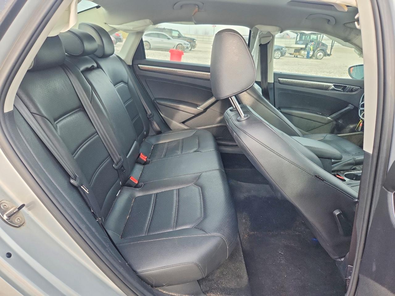 2017 VOLKSWAGEN PASSAT SE photo 28
