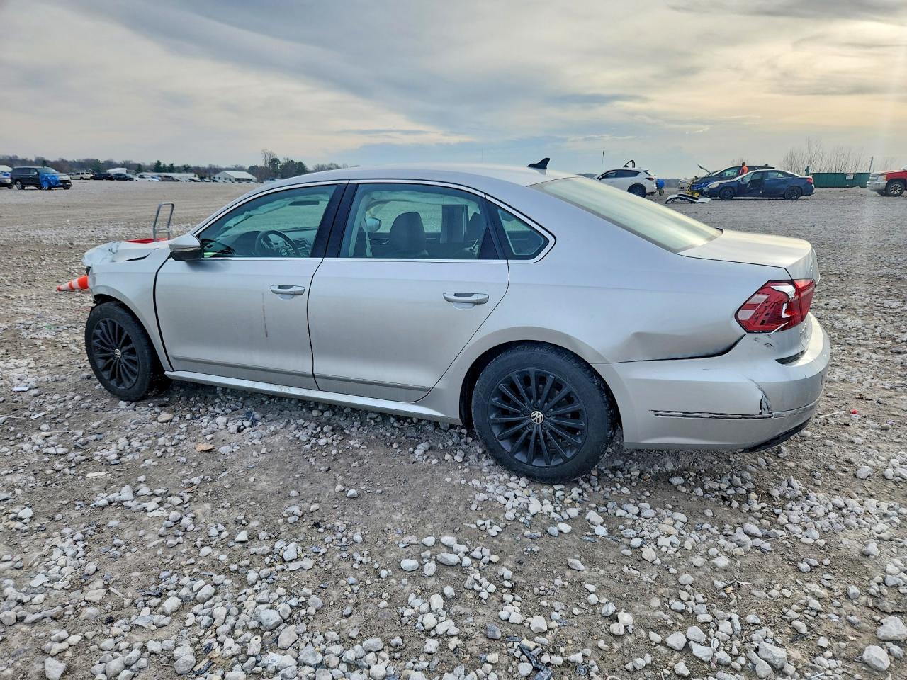 2017 VOLKSWAGEN PASSAT SE photo 4