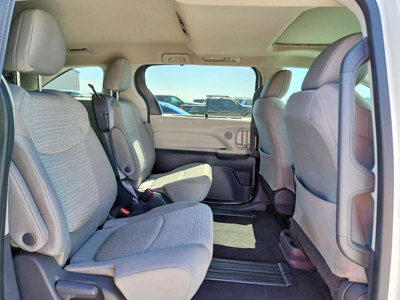2021 TOYOTA SIENNA LE 8-PASSENGER photo 11