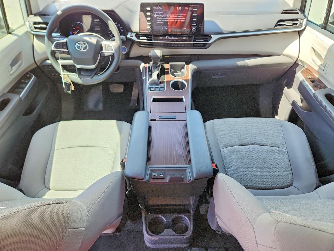 2021 TOYOTA SIENNA LE 8-PASSENGER photo 8