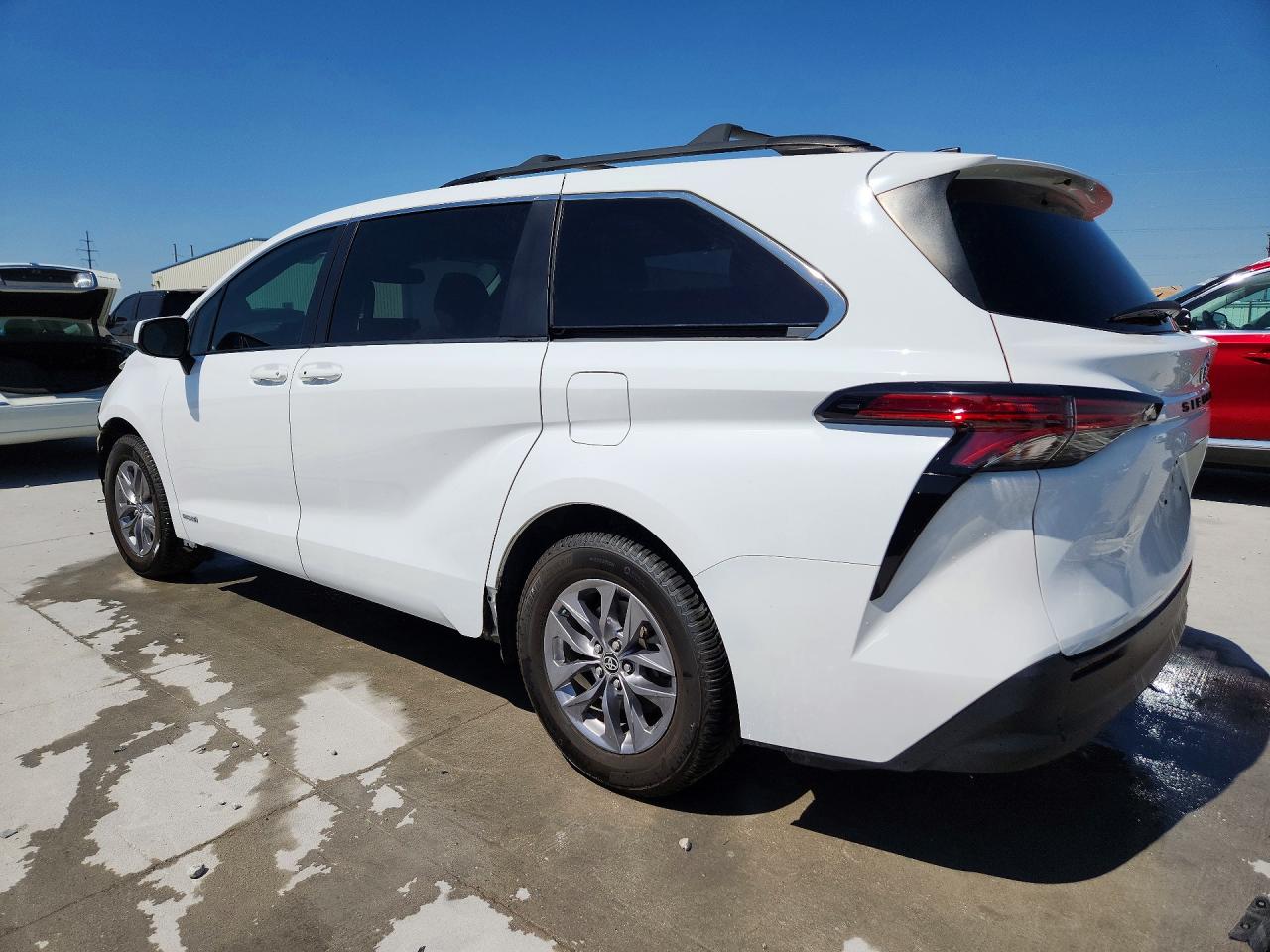 2021 TOYOTA SIENNA LE 8-PASSENGER photo 2