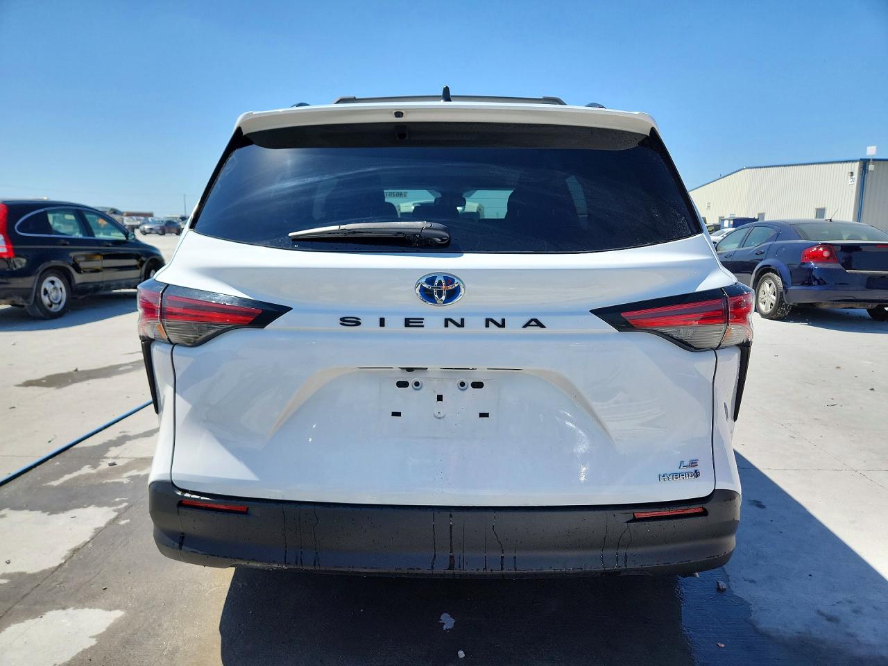 2021 TOYOTA SIENNA LE 8-PASSENGER photo 6
