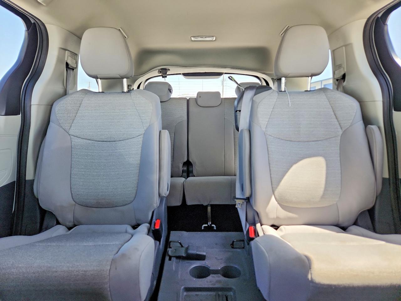 2021 TOYOTA SIENNA LE 8-PASSENGER photo 10