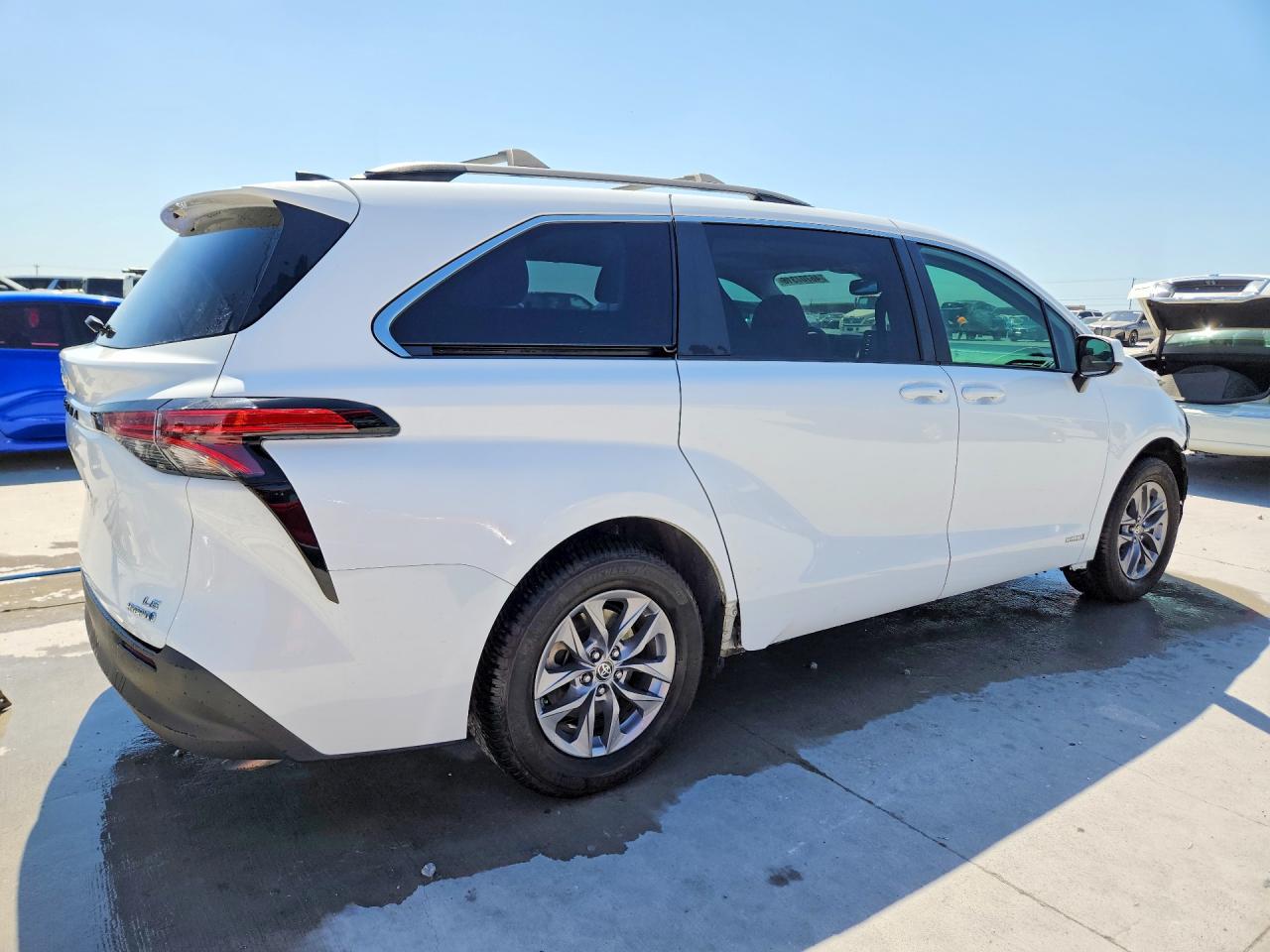 2021 TOYOTA SIENNA LE 8-PASSENGER photo 3