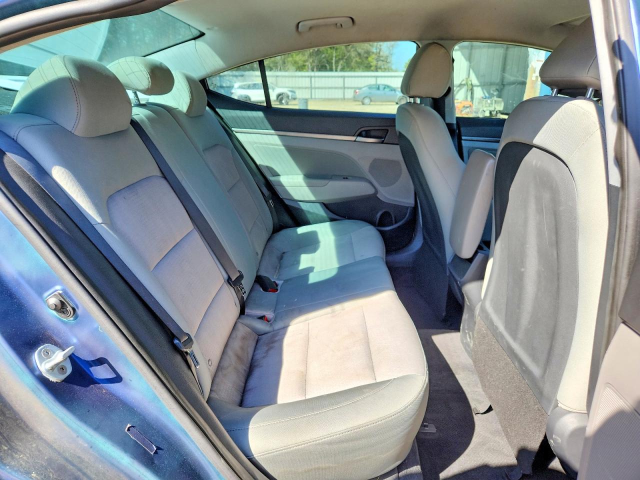 2017 HYUNDAI ELANTRA photo 10