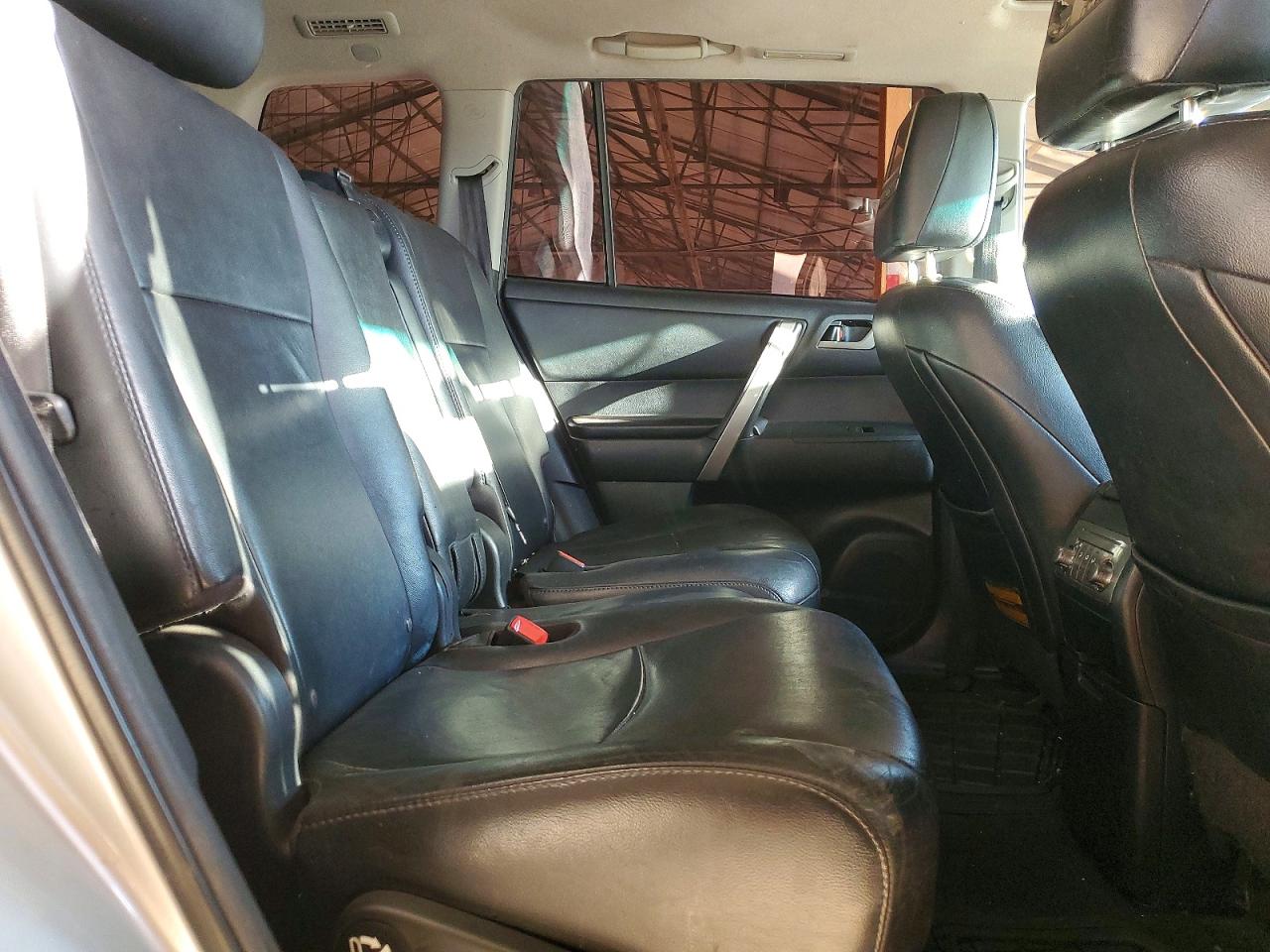2012 TOYOTA HIGHLANDER SE photo 11