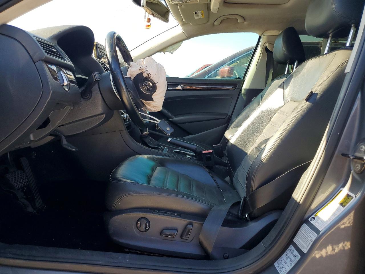 2015 VOLKSWAGEN PASSAT SEL photo 13