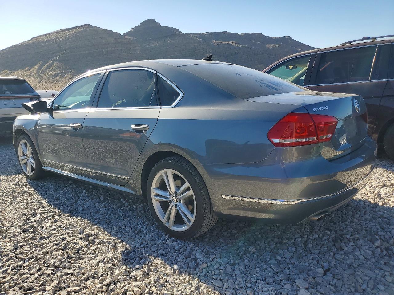 2015 VOLKSWAGEN PASSAT SEL photo 3
