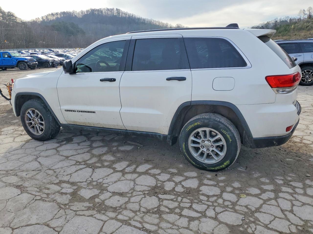 2019 JEEP GRAND CHEROKEE LAREDO photo 3