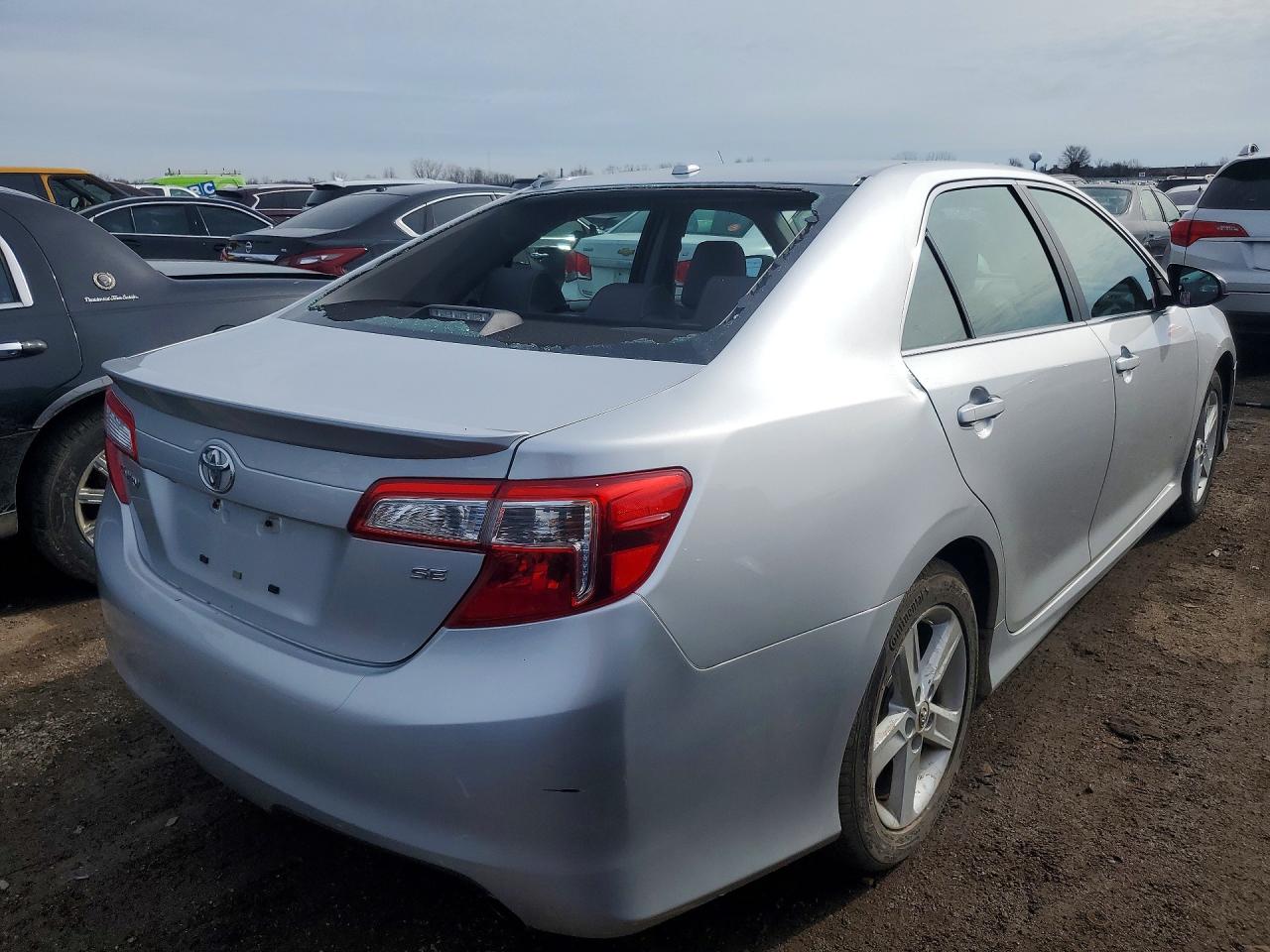 2012 TOYOTA CAMRY SE photo 3