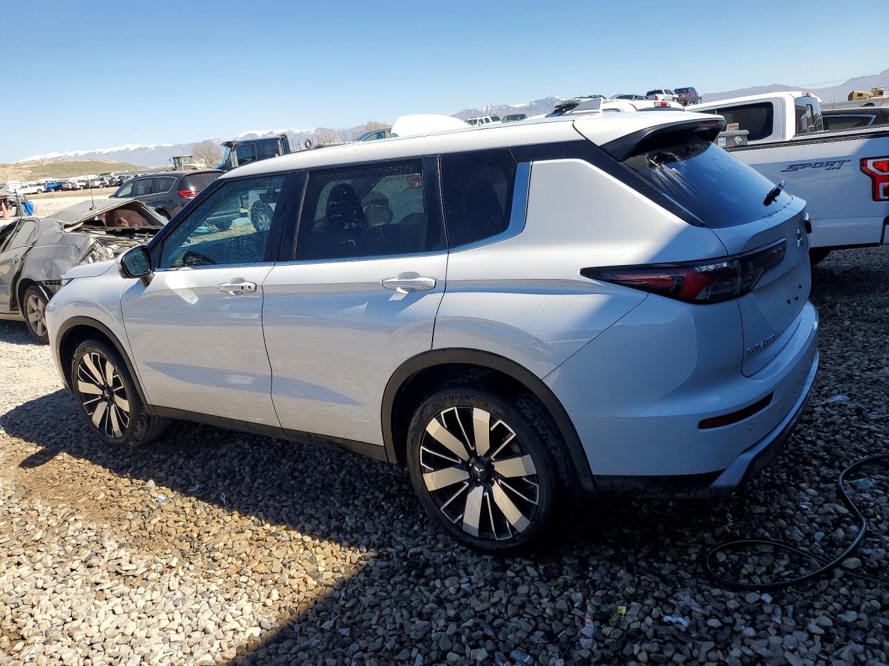 2025 MITSUBISHI OUTLANDER SE photo 4