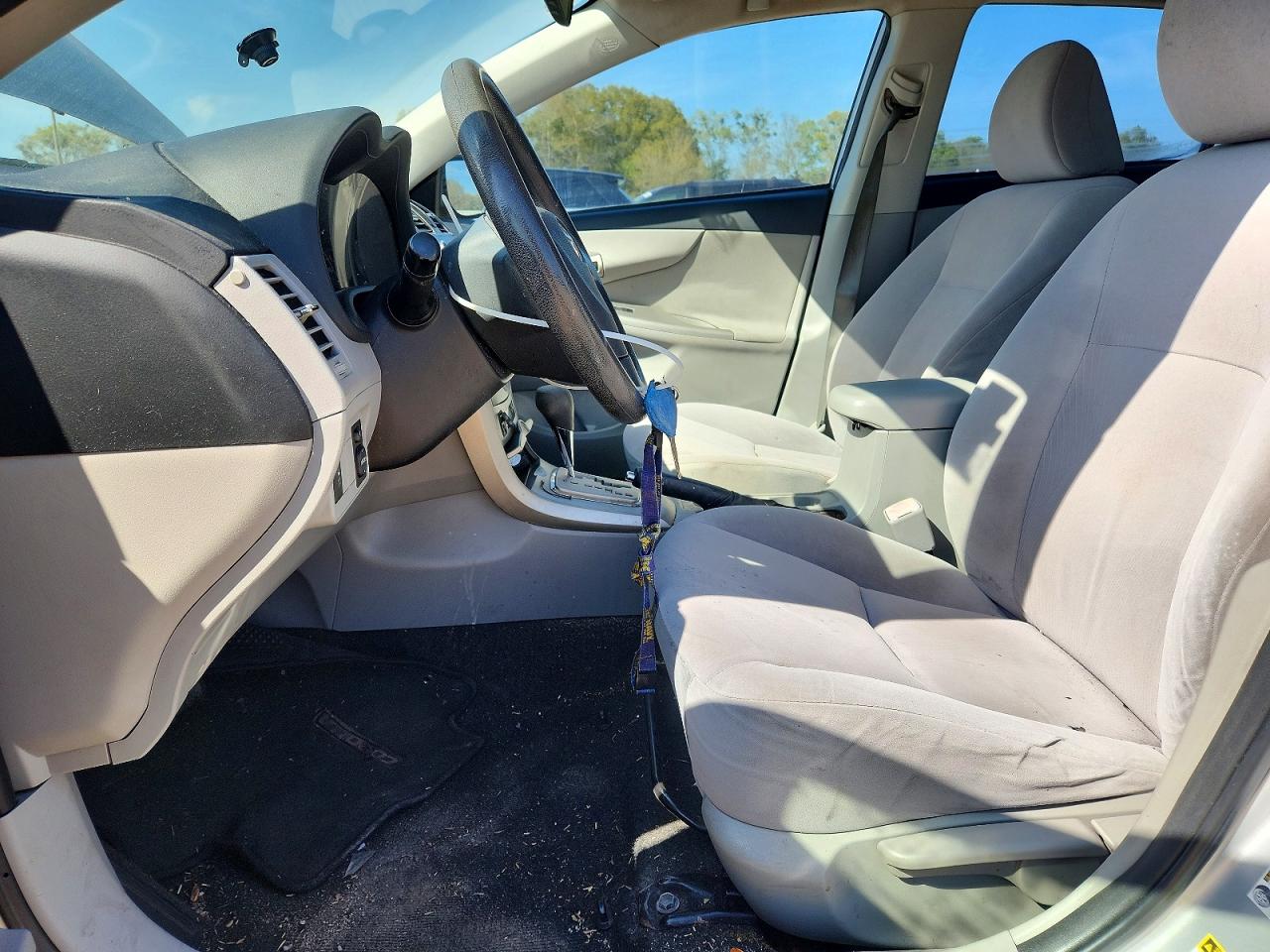 2011 TOYOTA COROLLA LE photo 7