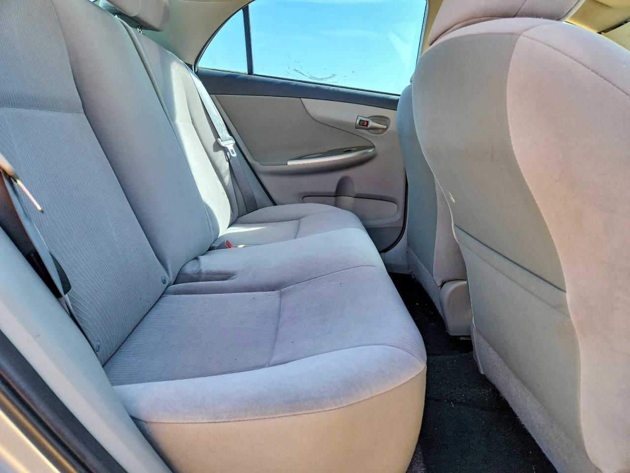 2011 TOYOTA COROLLA LE photo 10