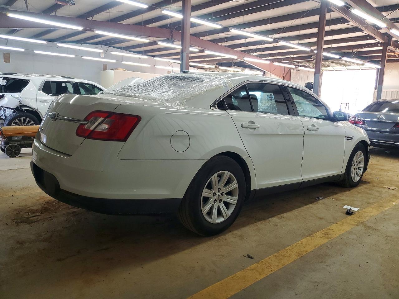 2011 FORD TAURUS SE photo 3