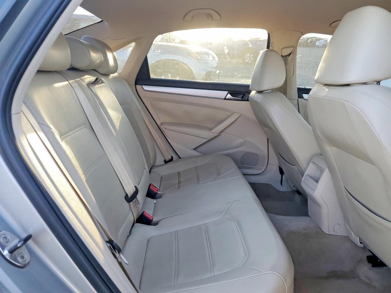 2012 VOLKSWAGEN PASSAT SE photo 10