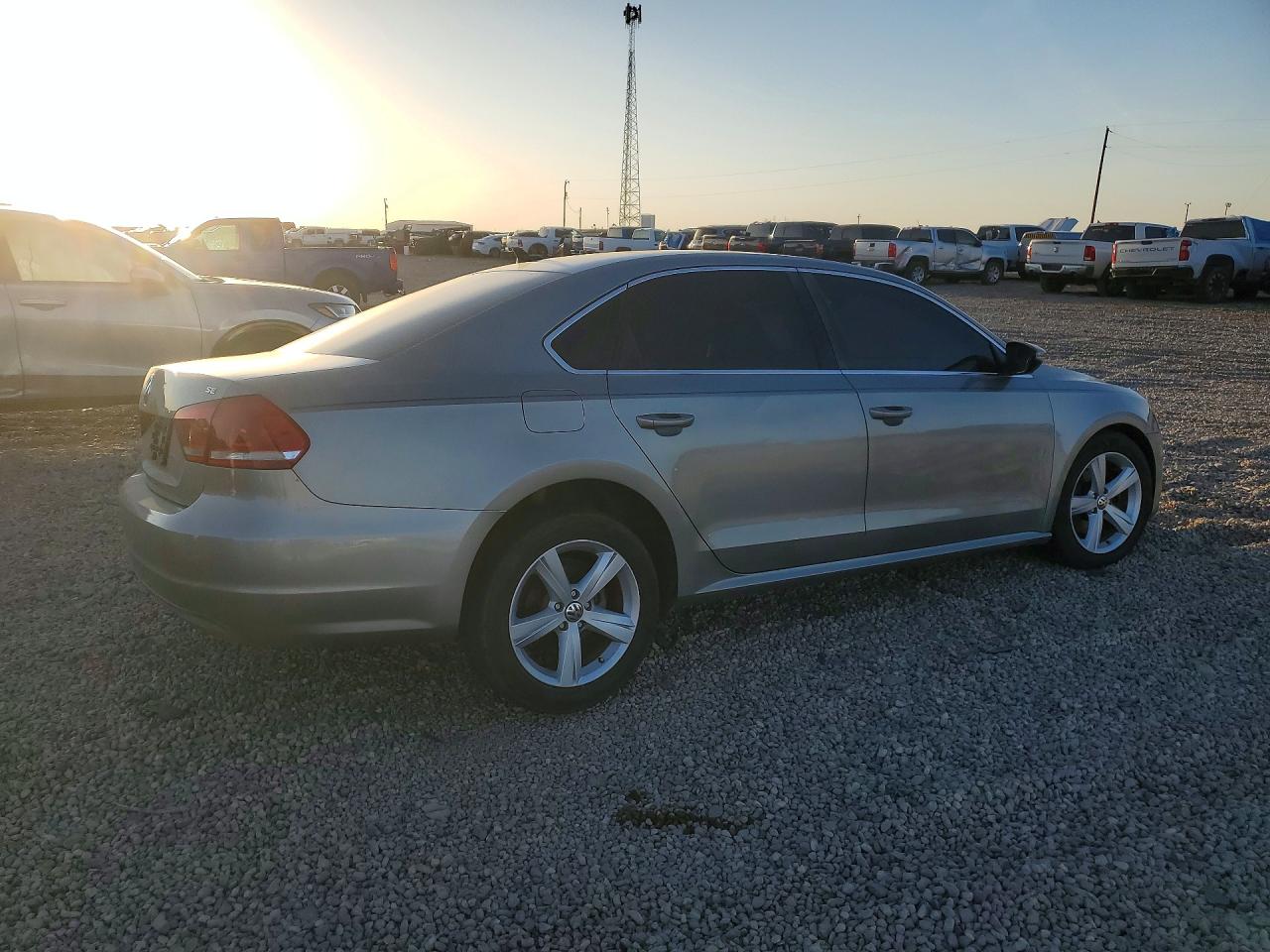 2012 VOLKSWAGEN PASSAT SE photo 3
