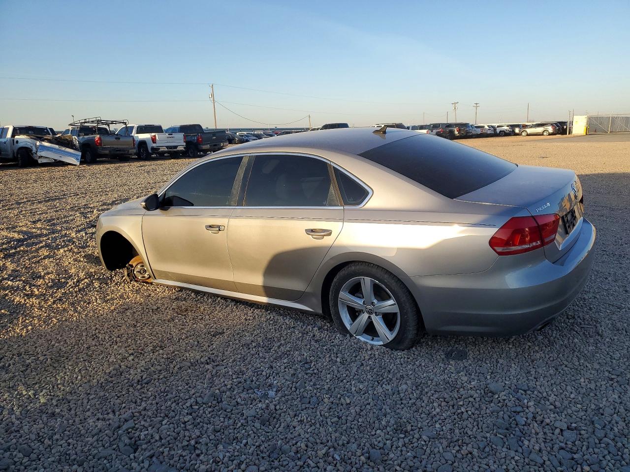 2012 VOLKSWAGEN PASSAT SE photo 2
