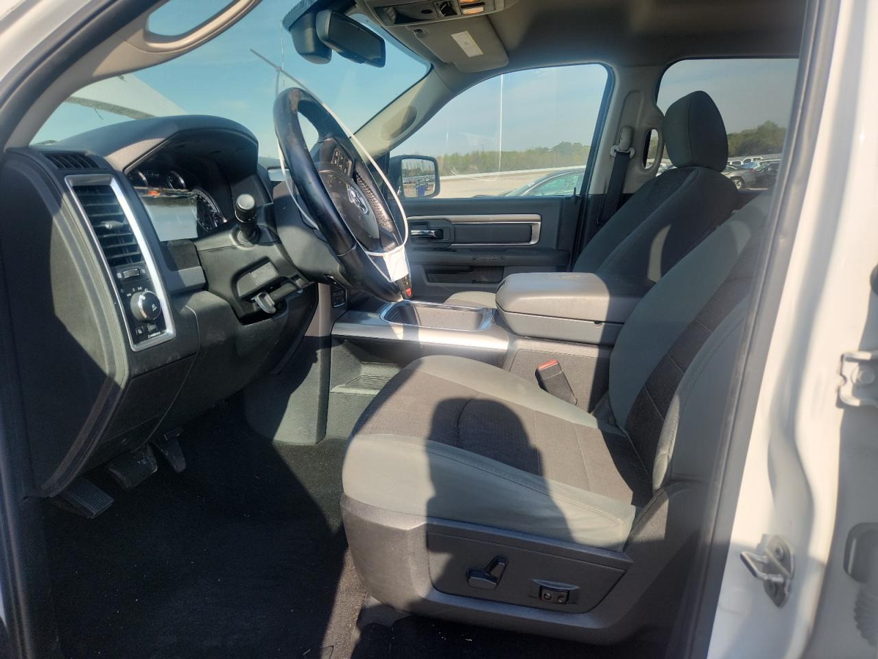 2016 RAM 1500 SLT photo 13