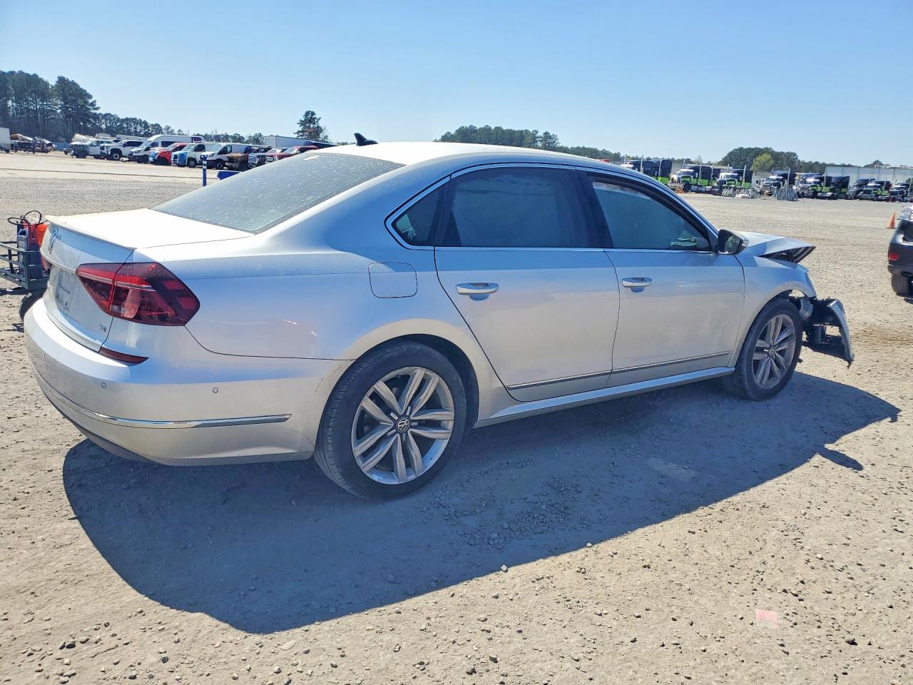 2017 VOLKSWAGEN PASSAT SEL PREMIUM photo 3