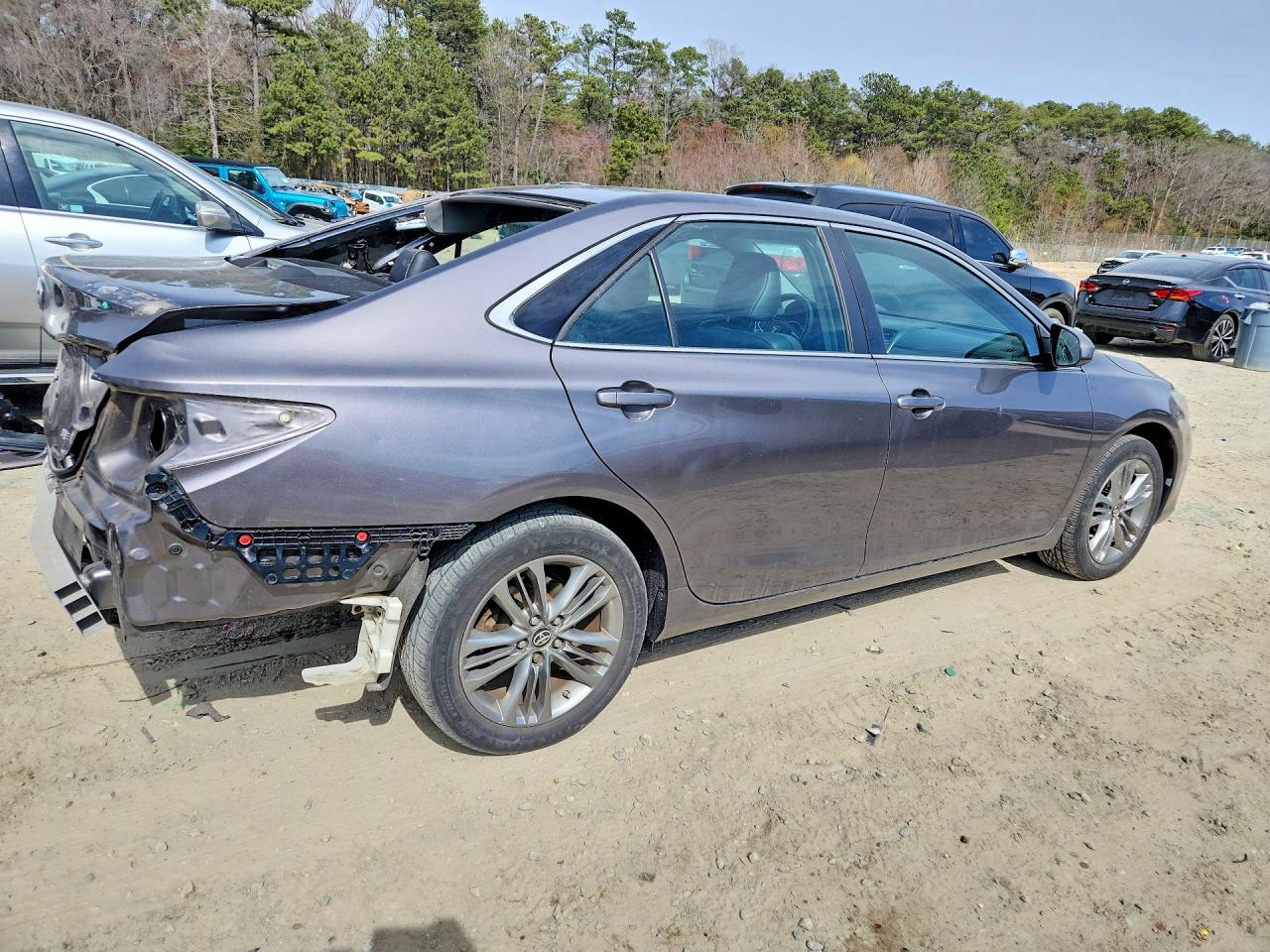 2016 TOYOTA CAMRY SE photo 3
