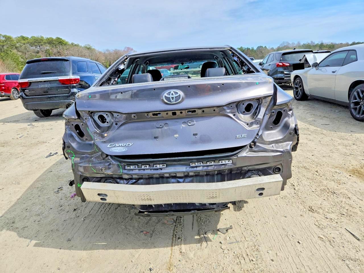 2016 TOYOTA CAMRY SE photo 6